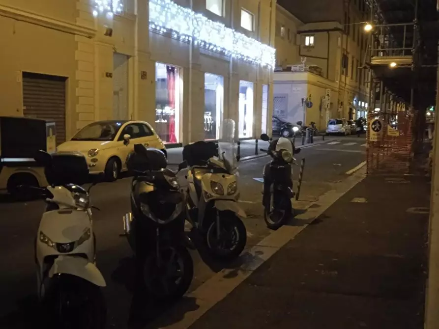 Immagine 23 di Locale commerciale in vendita  a Livorno