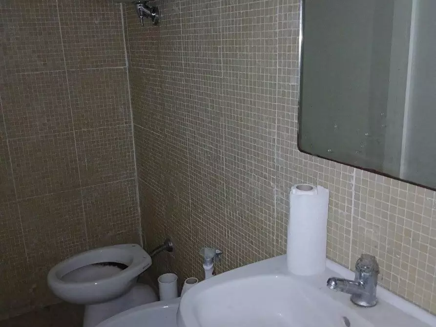 Immagine 21 di Locale commerciale in vendita  a Livorno