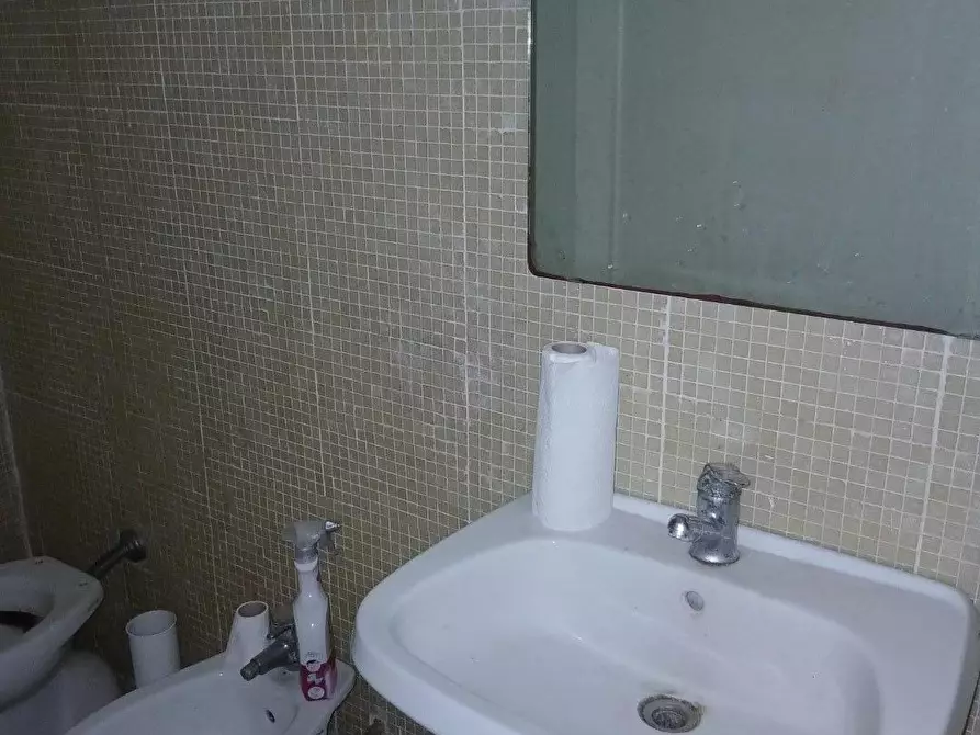 Immagine 22 di Locale commerciale in vendita  a Livorno