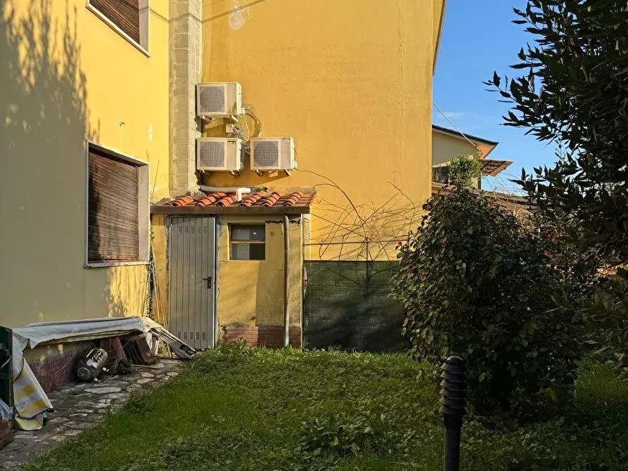 Immagine 19 di Casa bifamiliare in vendita  a Lucca
