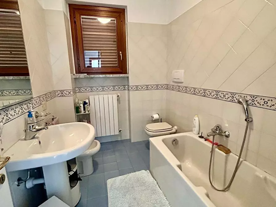 Immagine 9 di Casa trifamiliare in vendita  a Montignoso