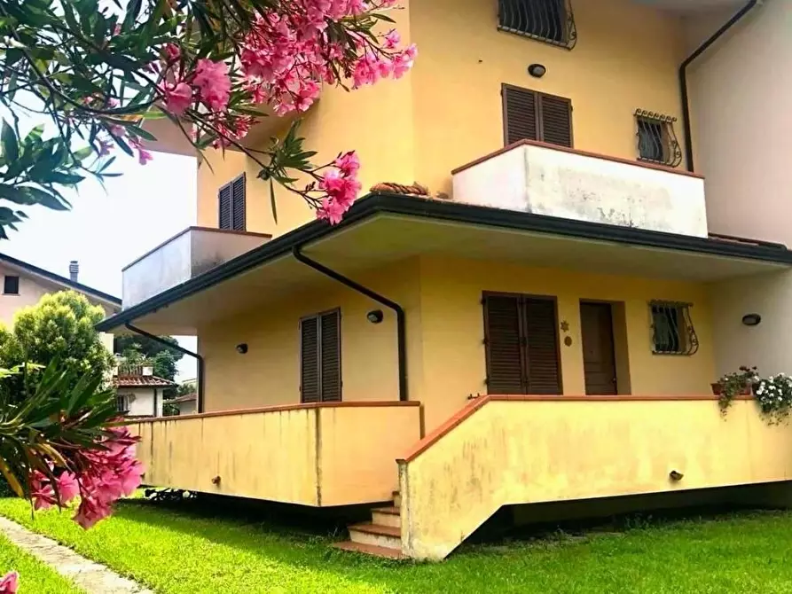 Immagine 1 di Casa trifamiliare in vendita  a Montignoso