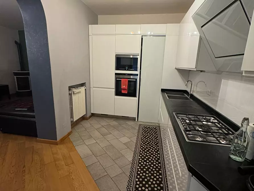 Immagine 4 di Porzione di casa in vendita  a Lucca