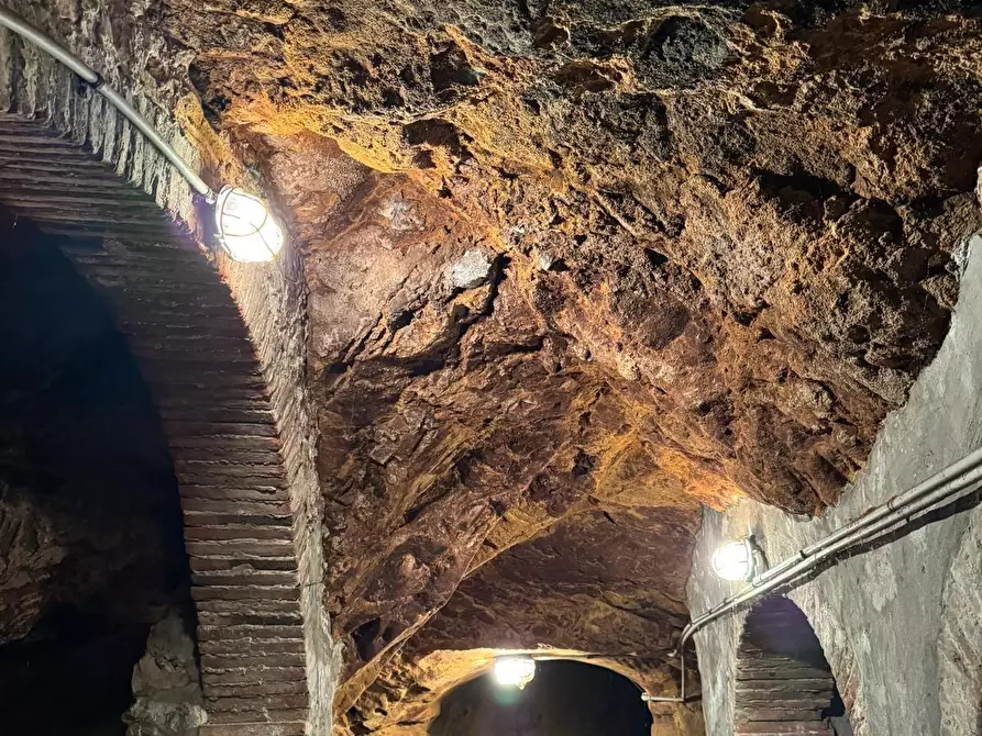 Immagine 12 di Porzione di casa in vendita  a Lucca