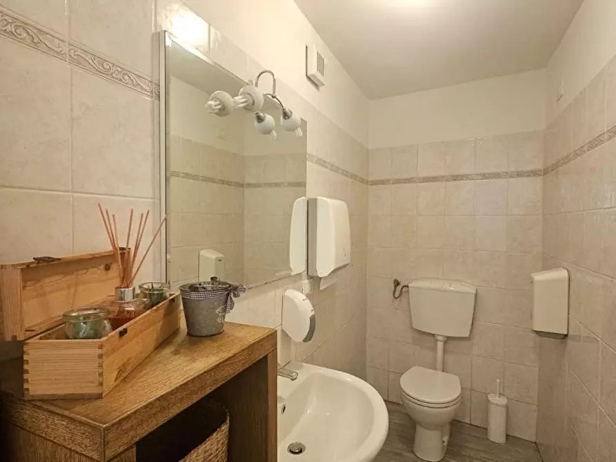 Immagine 28 di Locale commerciale in vendita  a Carrara