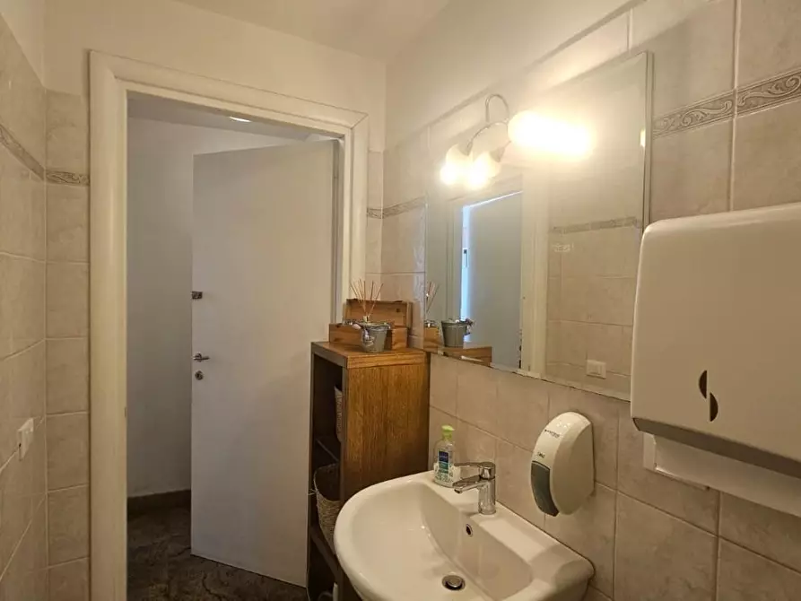 Immagine 27 di Locale commerciale in vendita  a Carrara