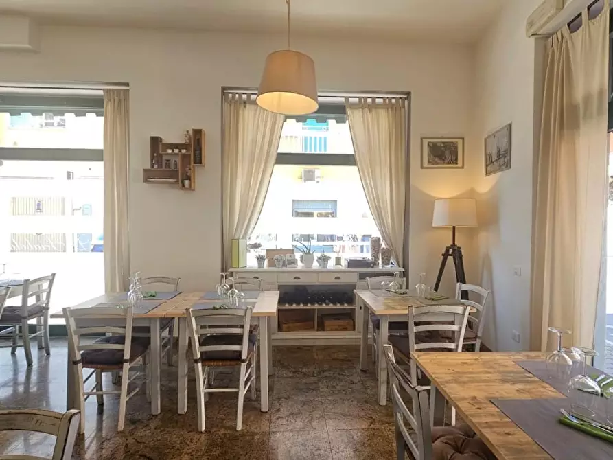 Immagine 21 di Locale commerciale in vendita  a Carrara