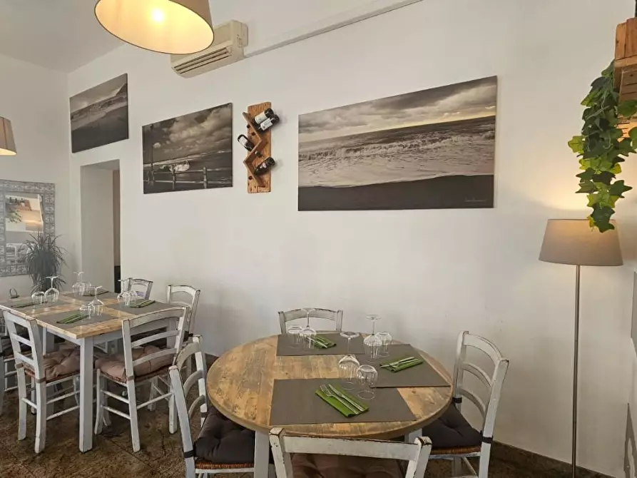 Immagine 20 di Locale commerciale in vendita  a Carrara