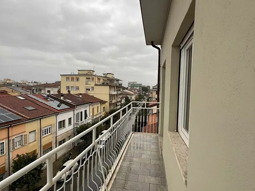 Immagine 11 di Appartamento in vendita  a Viareggio