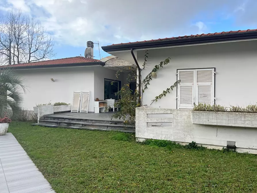 Immagine 2 di Villa in vendita  a Massa