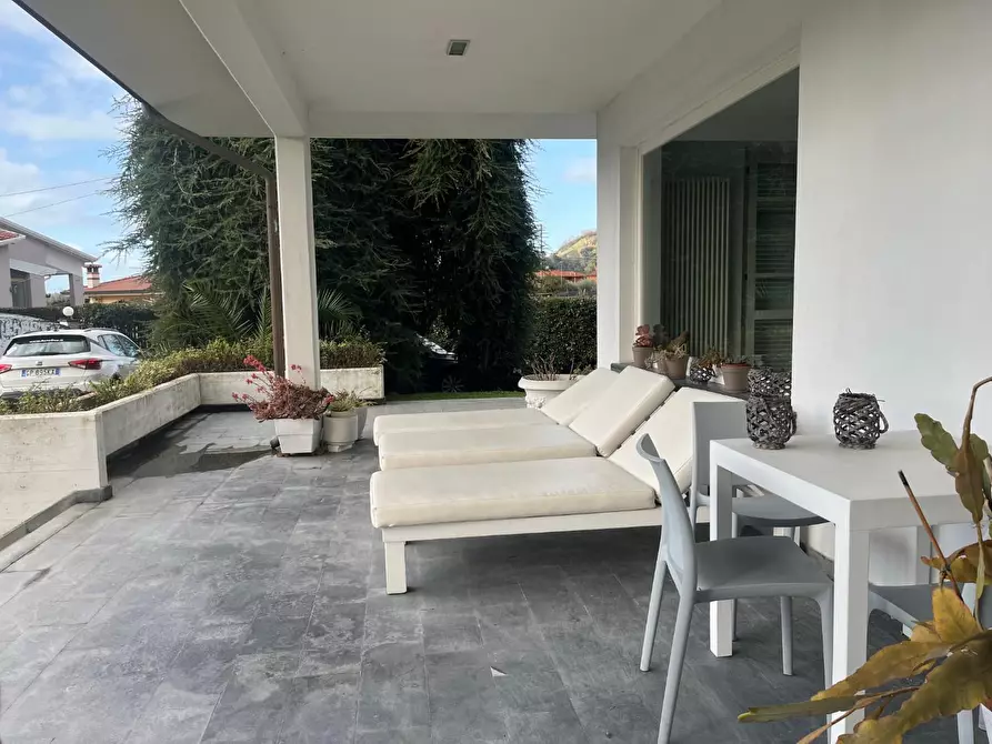 Immagine 3 di Villa in vendita  a Massa