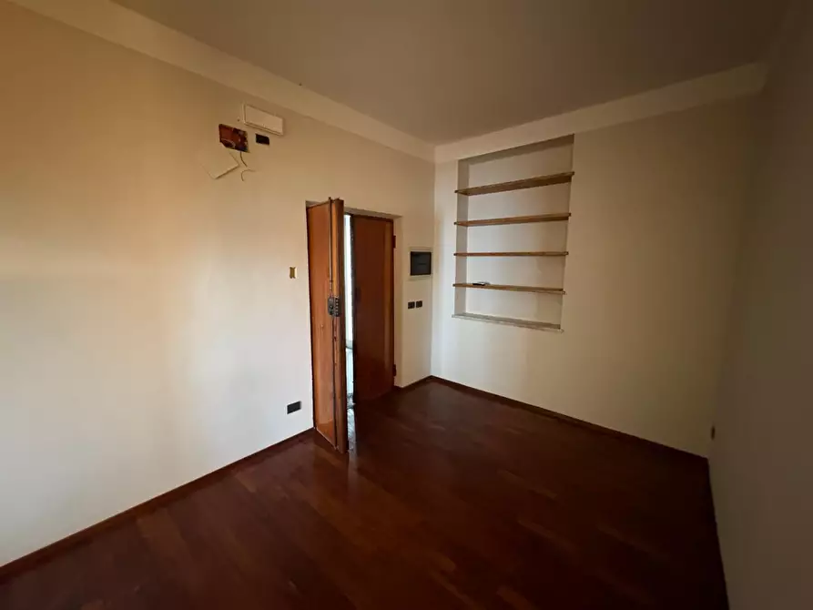 Immagine 4 di Ufficio in affitto  a Lucca