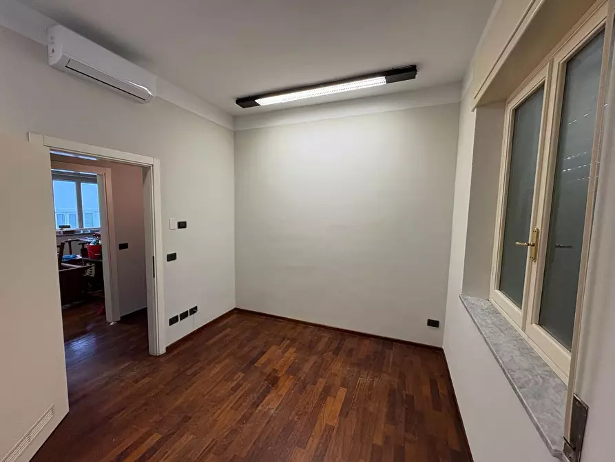 Immagine 2 di Ufficio in affitto  a Lucca