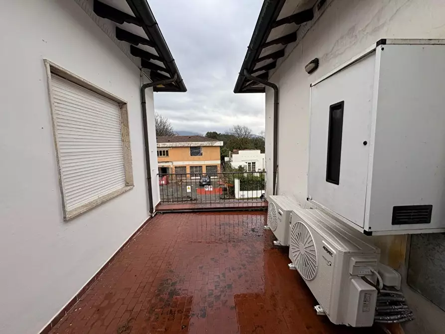 Immagine 9 di Ufficio in affitto  a Lucca