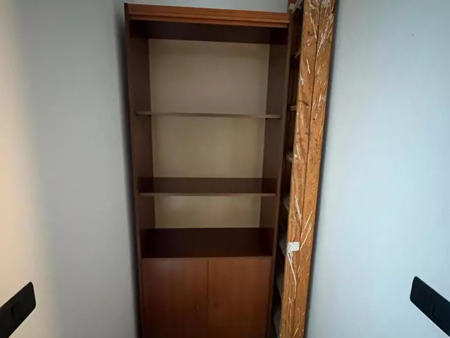 Immagine 10 di Ufficio in affitto  a Lucca