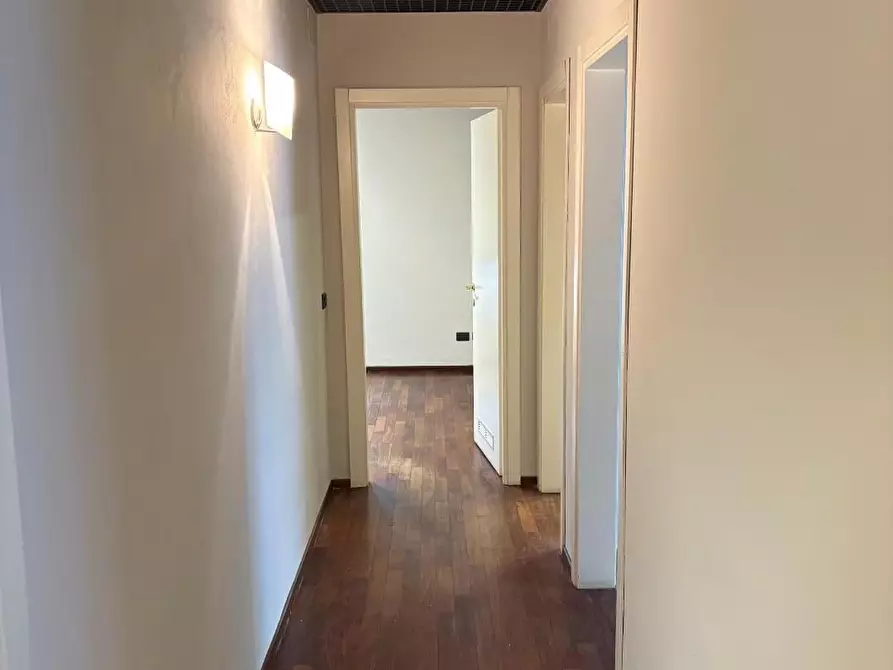 Immagine 7 di Ufficio in affitto  a Lucca