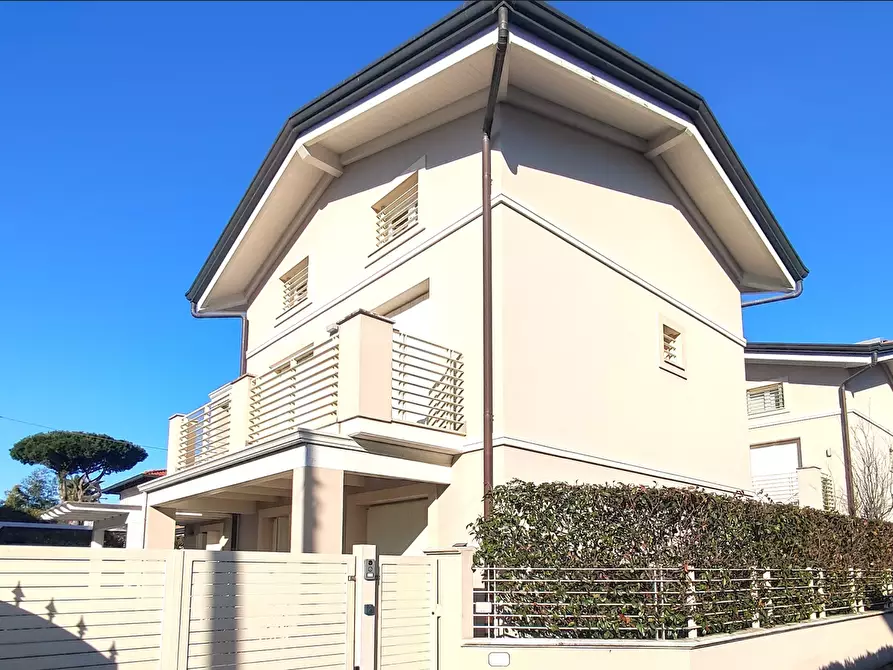 Immagine 14 di Villa in vendita  a Montignoso