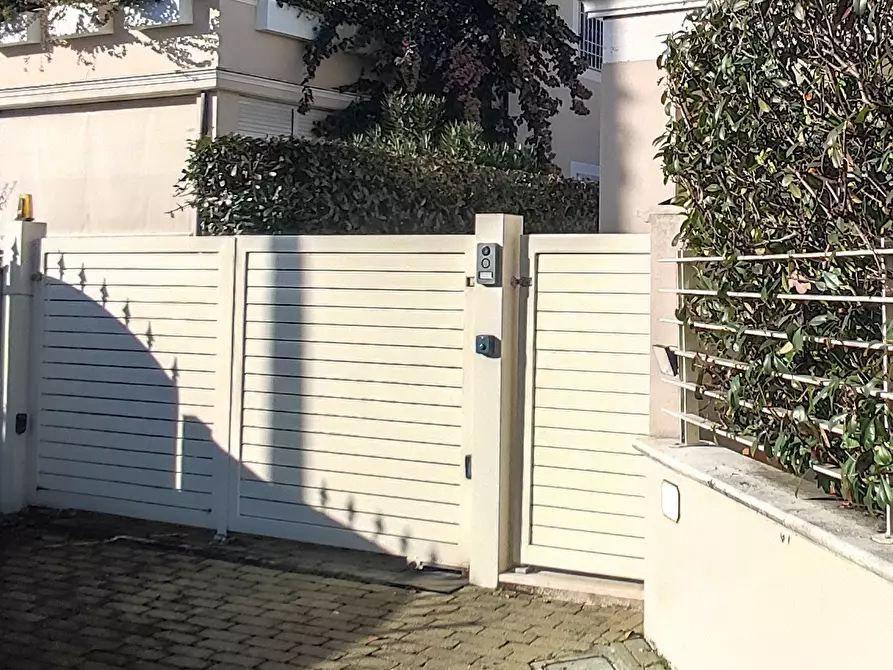 Immagine 2 di Villa in vendita  a Montignoso