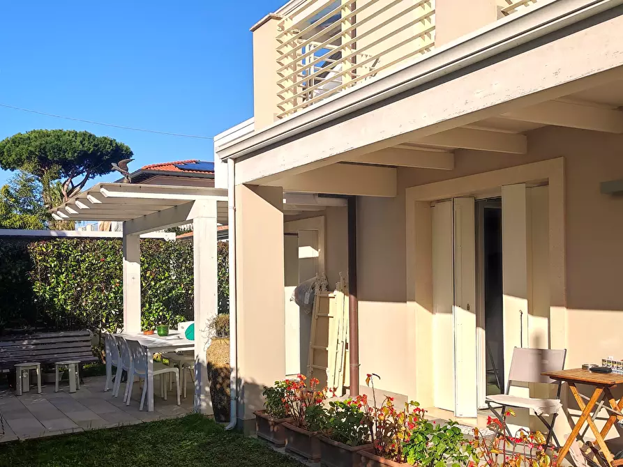 Immagine 28 di Villa in vendita  a Montignoso