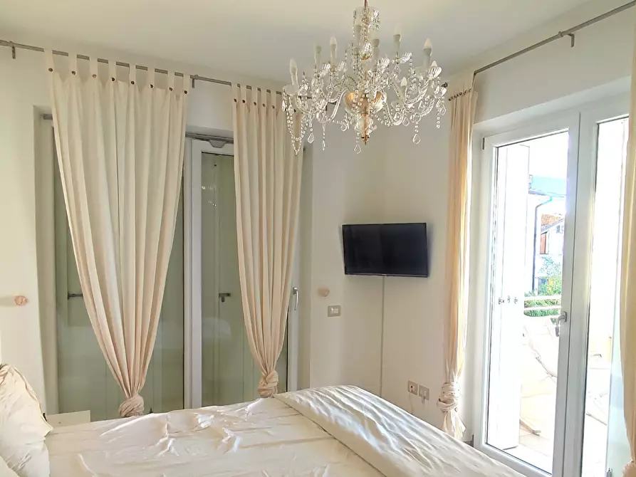 Immagine 9 di Villa in vendita  a Montignoso