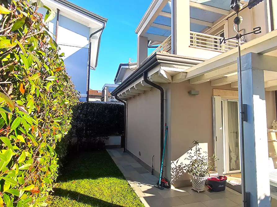 Immagine 13 di Villa in vendita  a Montignoso