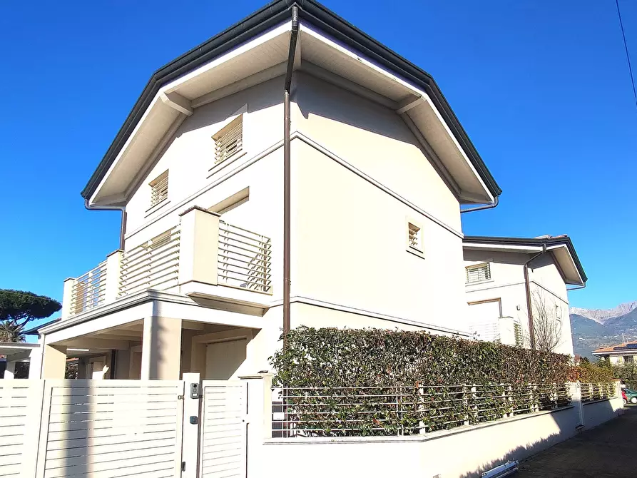 Immagine 15 di Villa in vendita  a Montignoso