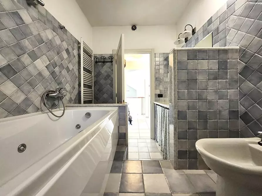 Immagine 49 di Porzione di casa in vendita  a Lucca