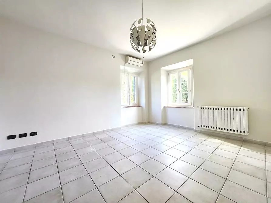 Immagine 43 di Porzione di casa in vendita  a Lucca