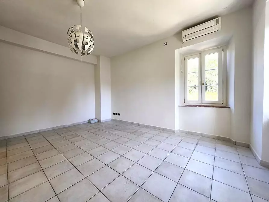 Immagine 44 di Porzione di casa in vendita  a Lucca