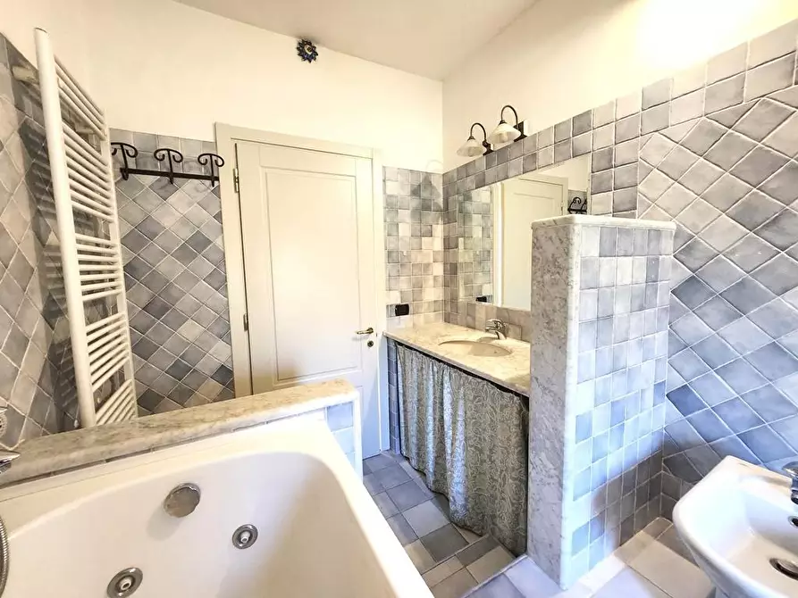 Immagine 47 di Porzione di casa in vendita  a Lucca