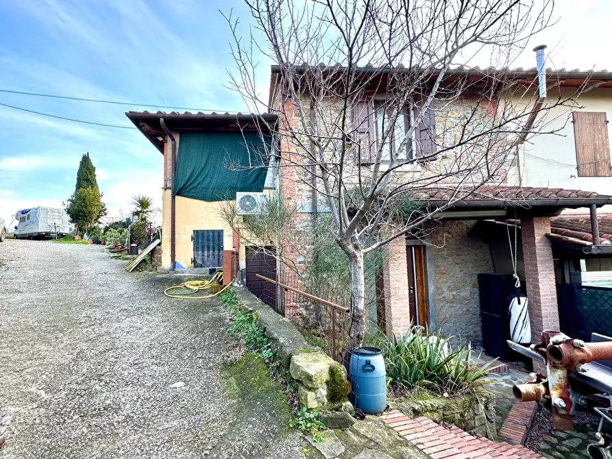 Immagine 2 di Rustico / casale in vendita  a Capraia E Limite
