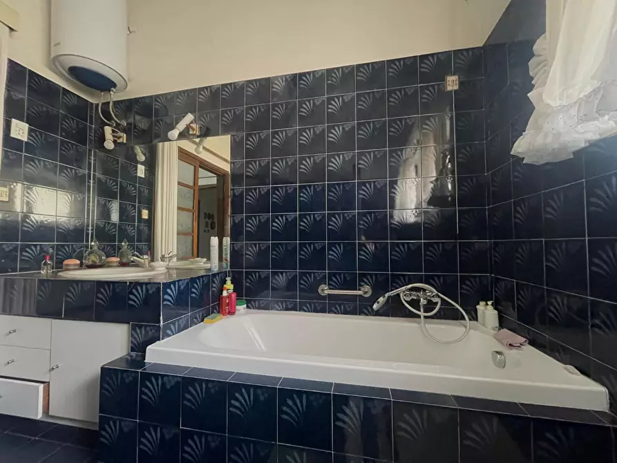 Immagine 51 di Villa in vendita  a Livorno