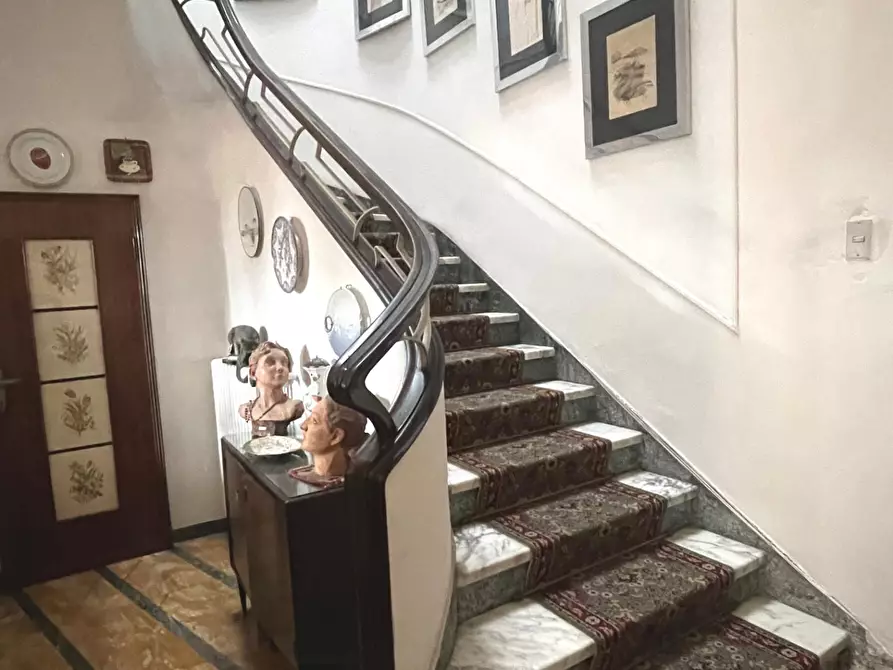 Immagine 11 di Villa in vendita  a Livorno