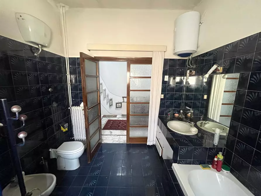 Immagine 50 di Villa in vendita  a Livorno