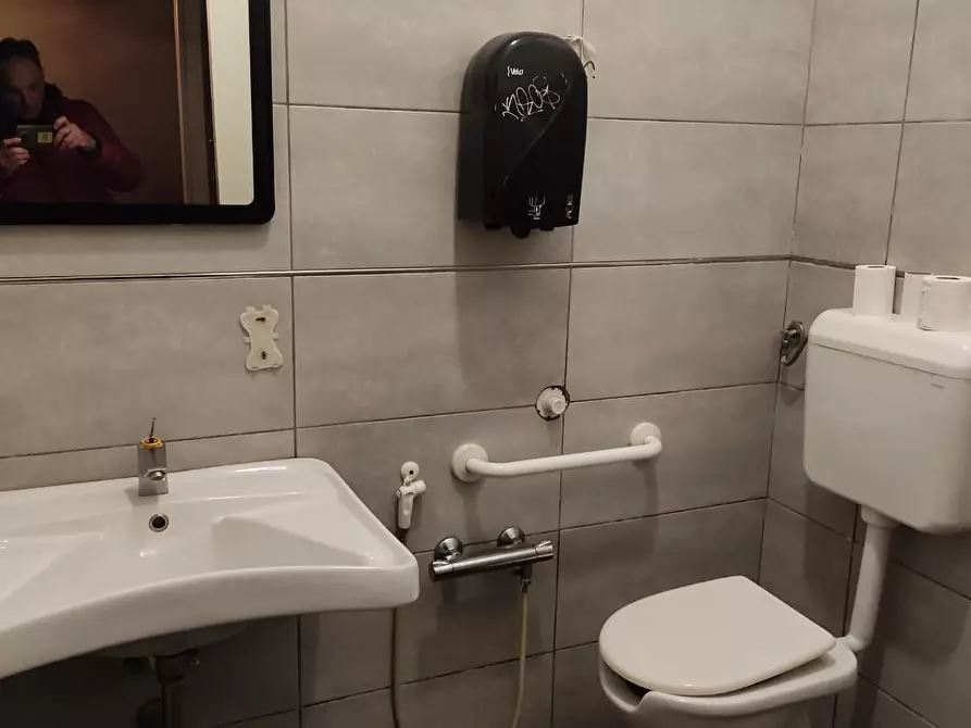 Immagine 4 di Attività commerciale in vendita  a Pisa