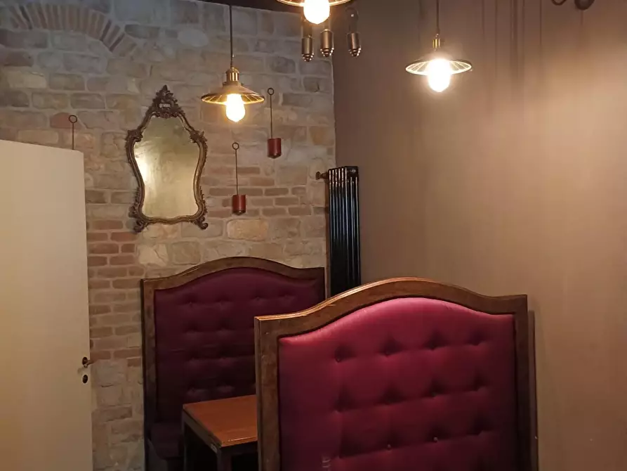 Immagine 2 di Attività commerciale in vendita  a Pisa