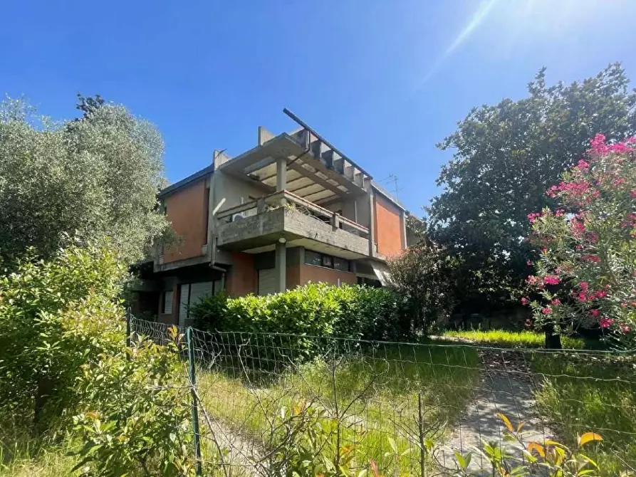 Immagine 2 di Villa in vendita  a Carrara