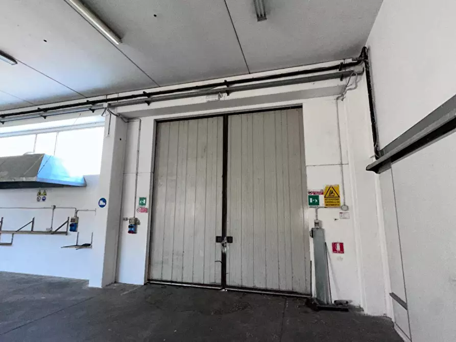 Immagine 23 di Capannone industriale in vendita  a Massa