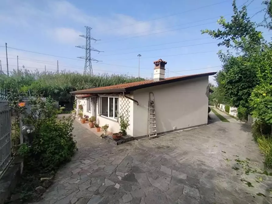 Immagine 1 di Appartamento in vendita  a Massa