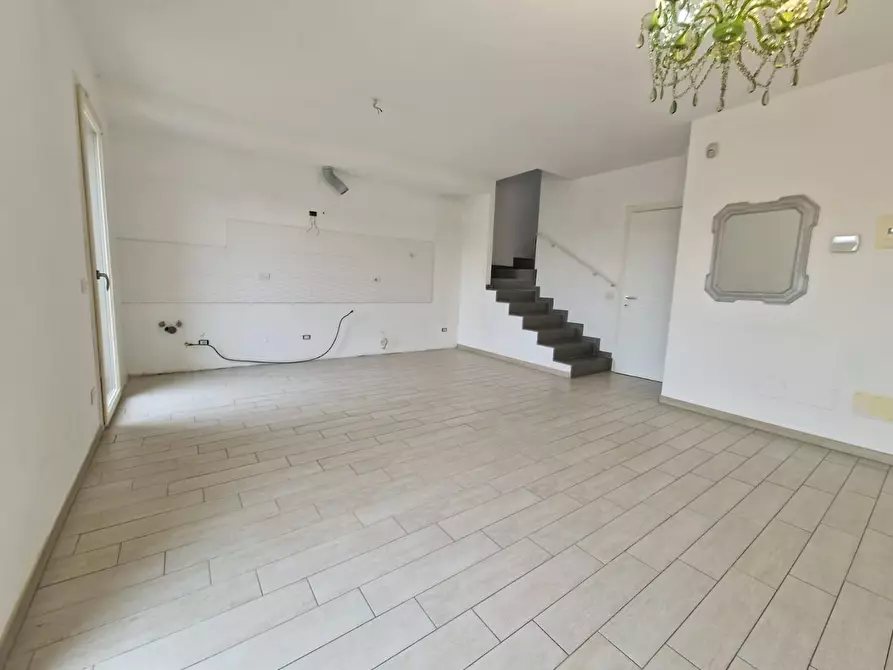 Immagine 2 di Appartamento in vendita  a Carrara