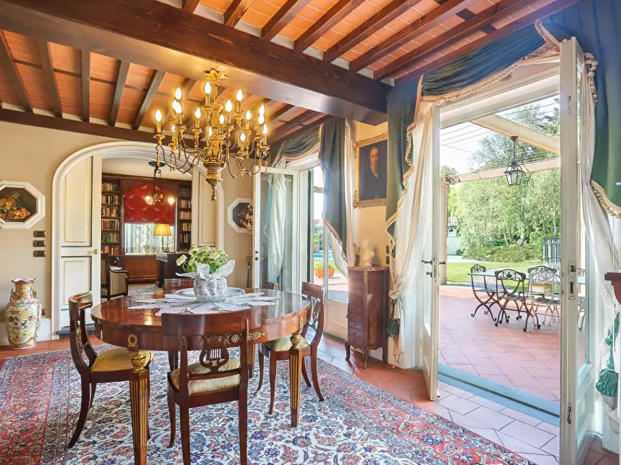 Immagine 8 di Villa in vendita  a Capannori