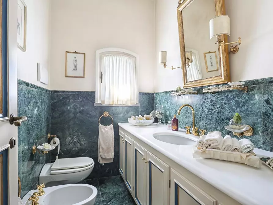 Immagine 10 di Villa in vendita  a Capannori