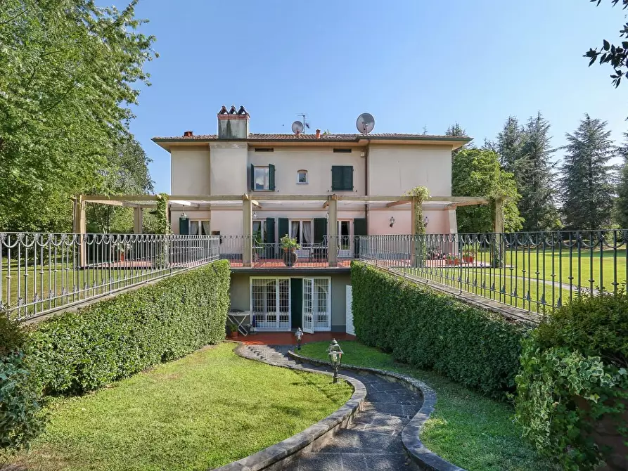 Immagine 1 di Villa in vendita  a Capannori