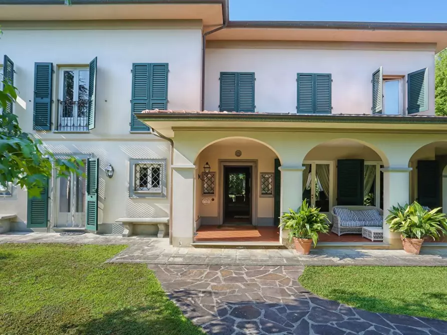 Immagine 37 di Villa in vendita  a Capannori