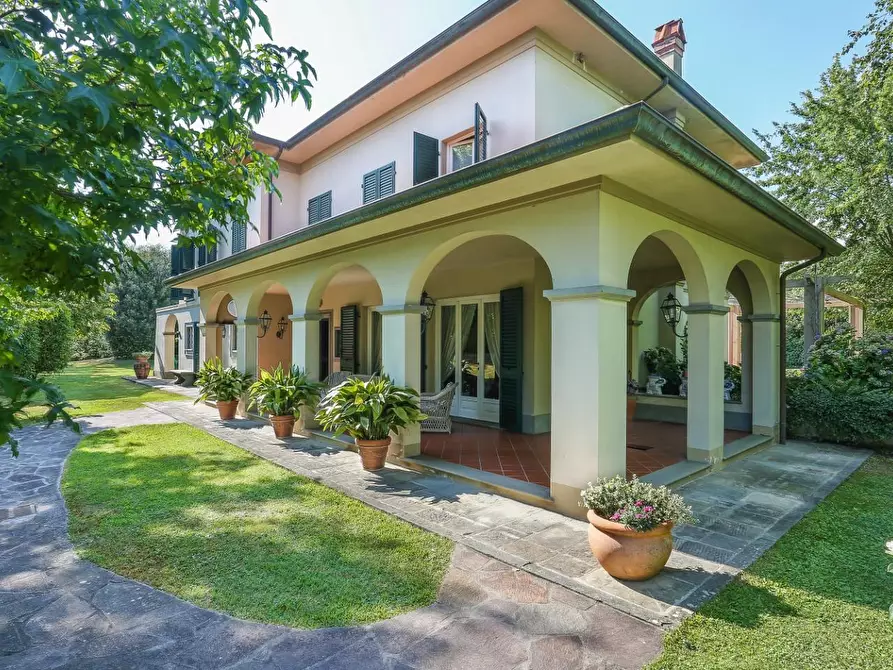 Immagine 36 di Villa in vendita  a Capannori