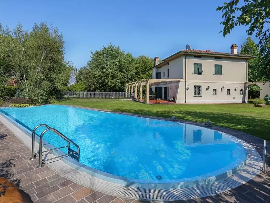 Immagine 35 di Villa in vendita  a Capannori