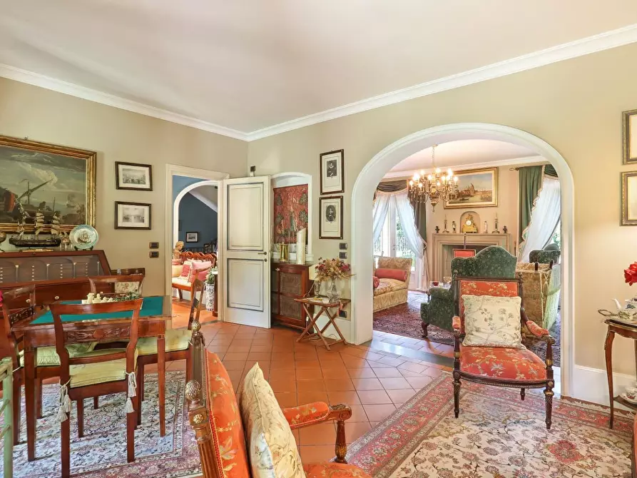 Immagine 4 di Villa in vendita  a Capannori