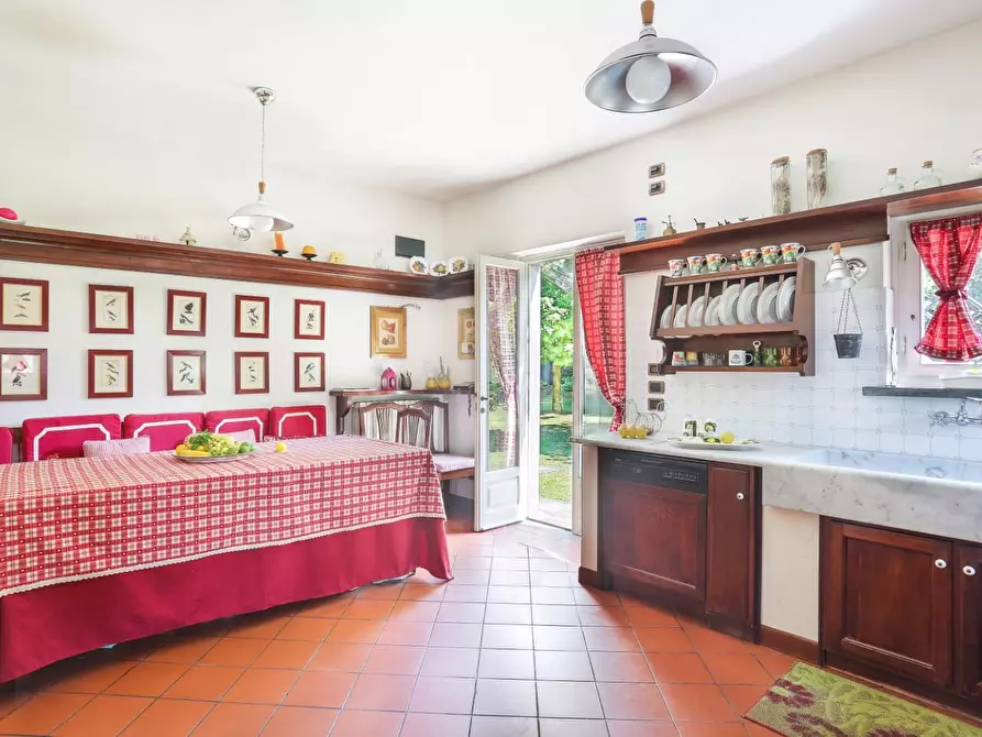 Immagine 12 di Villa in vendita  a Capannori