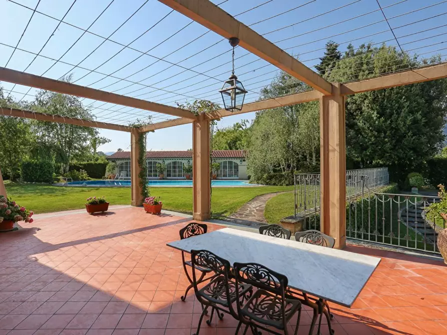 Immagine 33 di Villa in vendita  a Capannori