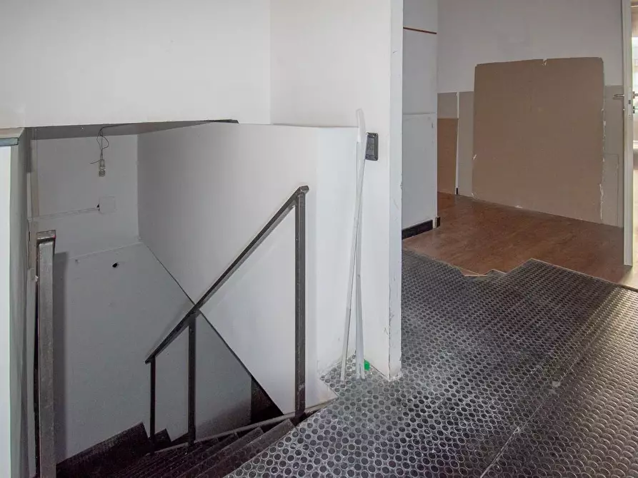 Immagine 27 di Locale commerciale in vendita  a Lecce